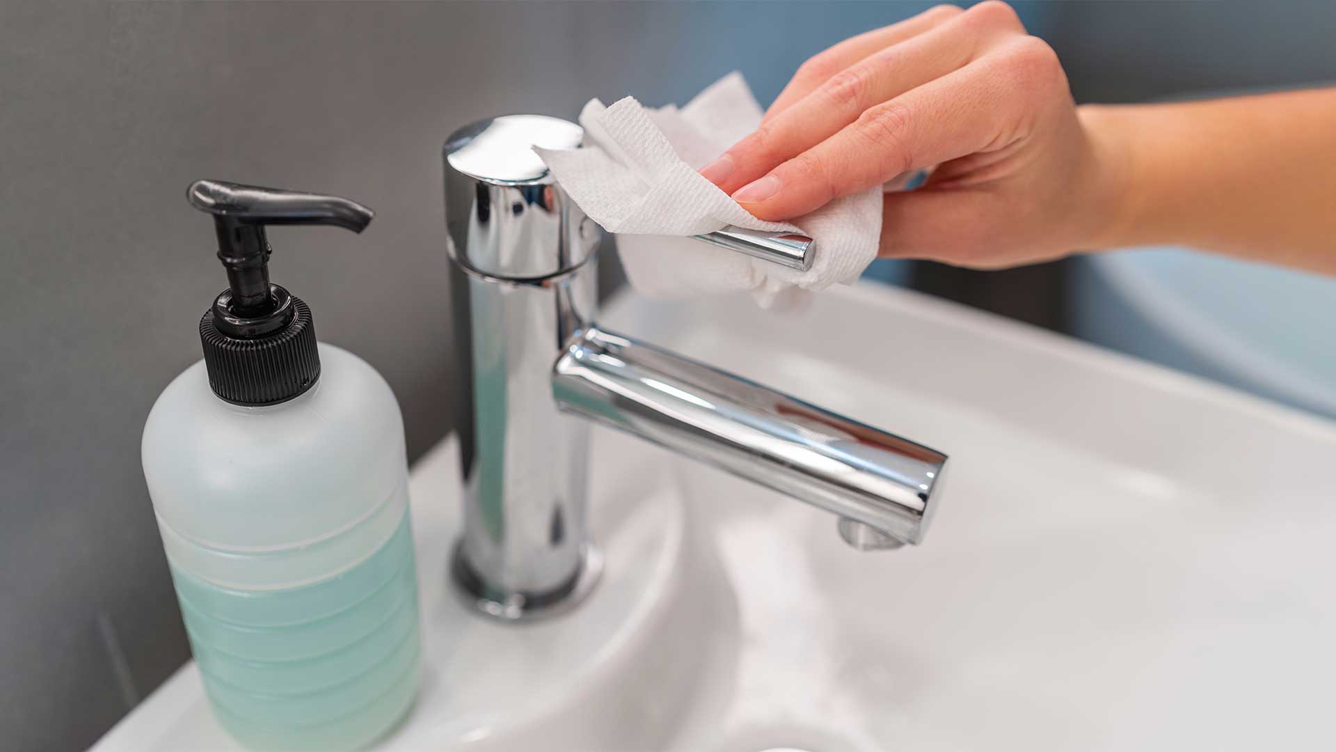 cleaning-with-paper-towels-clean-and-simple-cleaning-service-lynnwood-wa